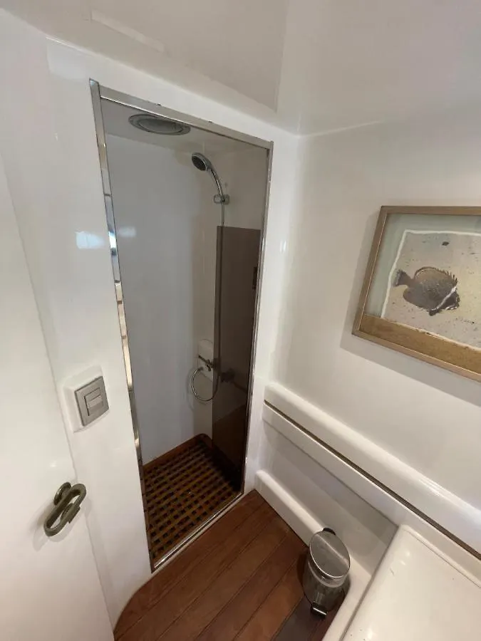 Yate Hotel Stv Barcelone Bateau-hôtel